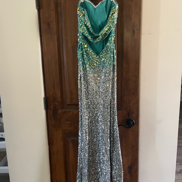 La femme sequin ombré prom dress size 4 - Picture 7 of 9